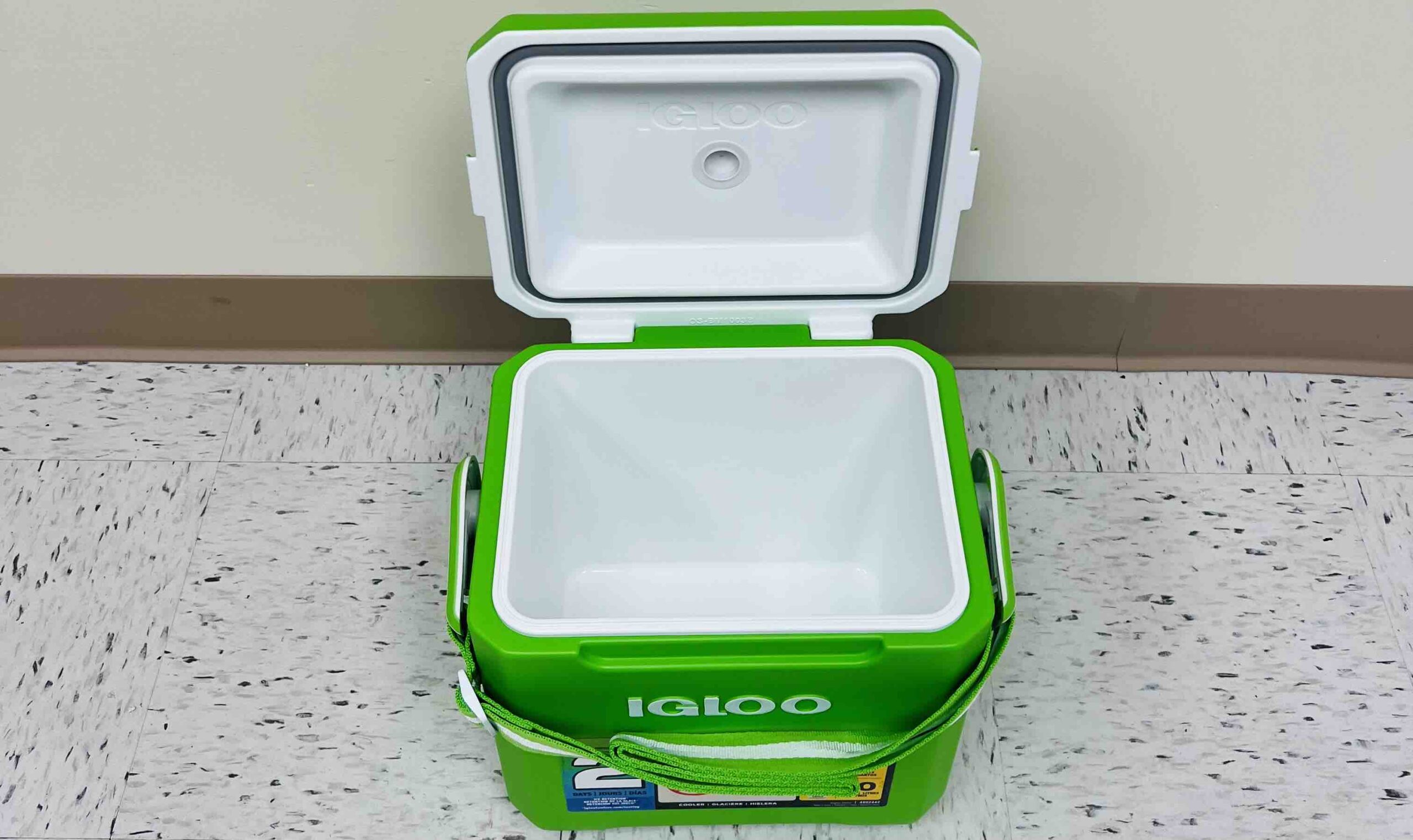 IGLOO Tag-Along-Too Green 11-Quart Tailgating Chest Cooler With Adjustable Strap And 2-Day Ice Retention
